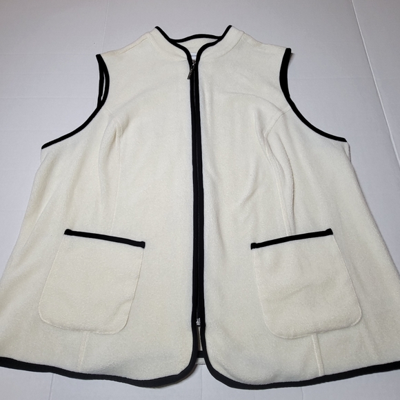 Susan Graver Plus Size 1X Plush Lightweight Vest - Picture 8 of 8